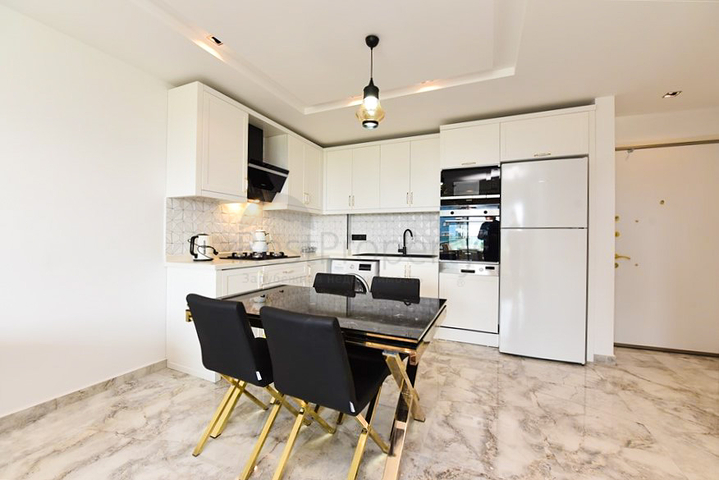 1+1 möblierte Wohnung in einem neuen Komplex im Stadtteil Kargicak