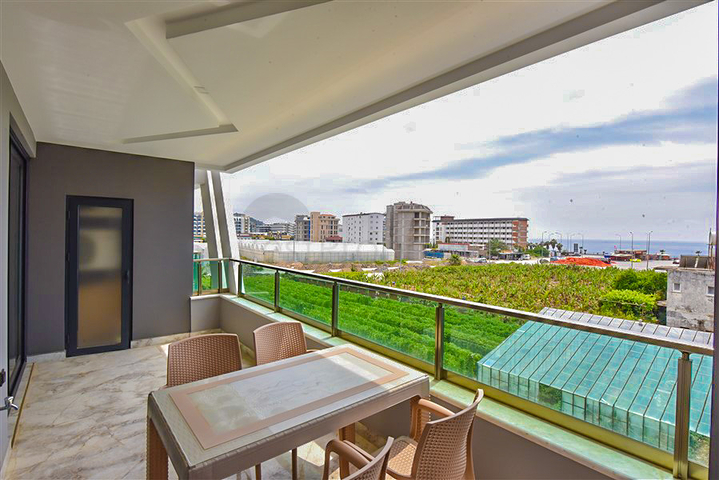 1+1 möblierte Wohnung in einem neuen Komplex im Stadtteil Kargicak