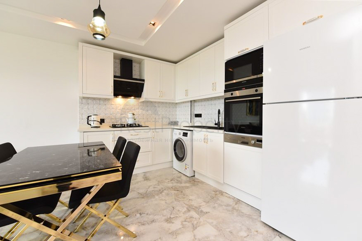 1+1 möblierte Wohnung in einem neuen Komplex im Stadtteil Kargicak