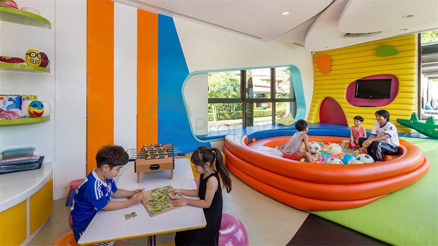 Duplex-Villa mit drei Schlafzimmern in einem neuen Komplex