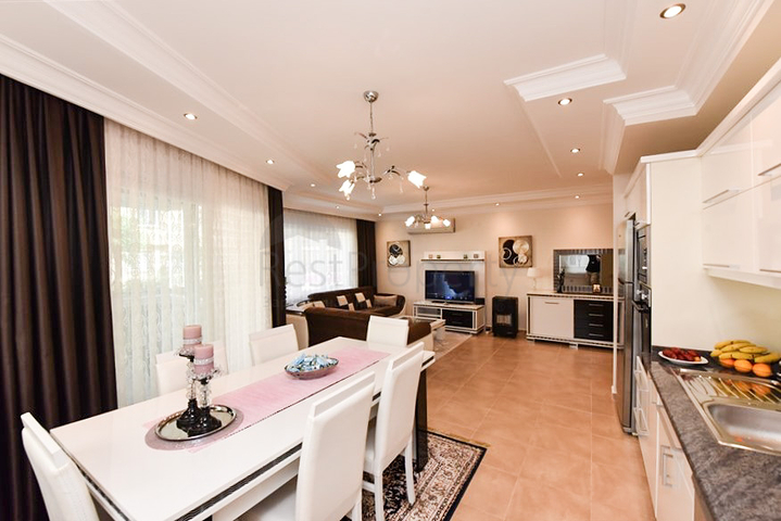 Geräumige 2+1-Wohnung nur 150 m vom Meer entfernt in der Nähe von Oba