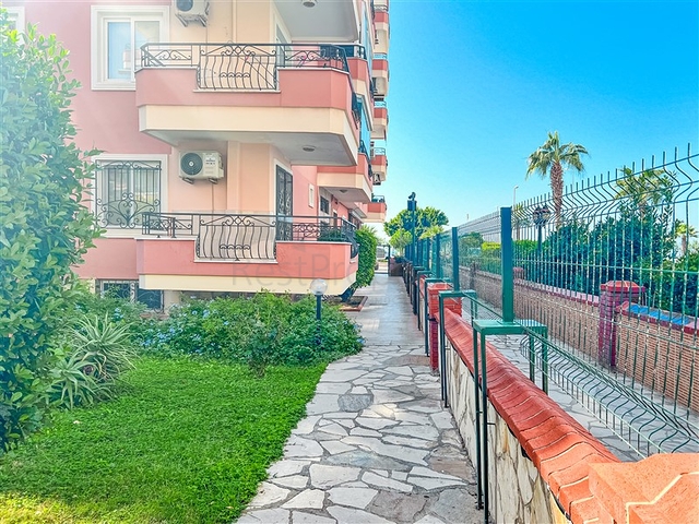 Wohnung mit 2+1 Grundriss im Stadtteil Mahmutlar 50 m vom Meer entfernt