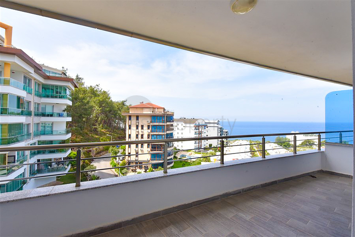 3+1 Penthouse im Stadtteil Kargicak mit der Möglichkeit, die türkische Staatsbürgerschaft zu erhalten