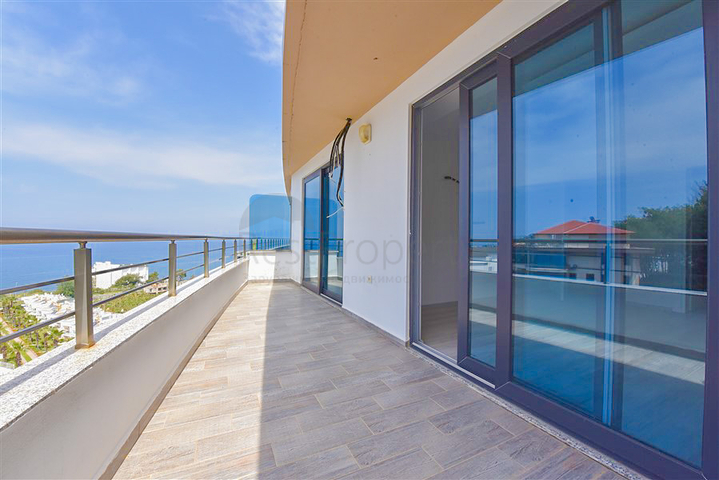 3+1 Penthouse im Stadtteil Kargicak mit der Möglichkeit, die türkische Staatsbürgerschaft zu erhalten