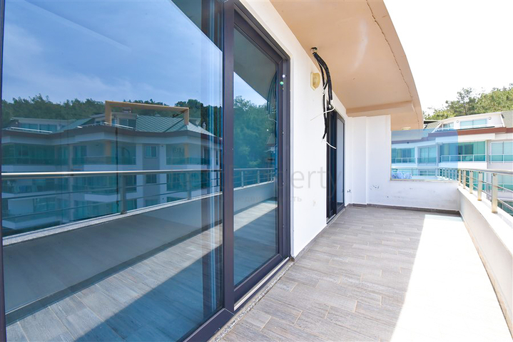 3+1 Penthouse im Stadtteil Kargicak mit der Möglichkeit, die türkische Staatsbürgerschaft zu erhalten