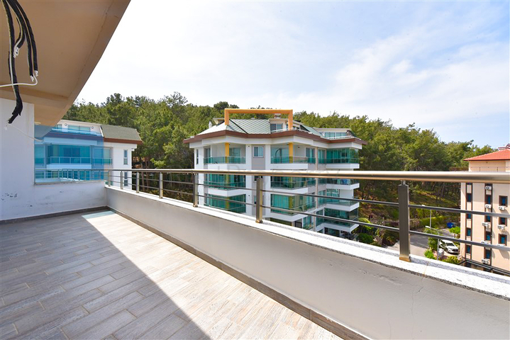 3+1 Penthouse im Stadtteil Kargicak mit der Möglichkeit, die türkische Staatsbürgerschaft zu erhalten