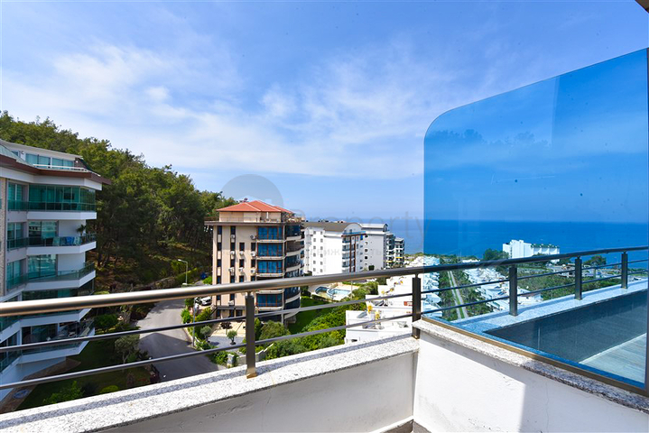 3+1 Penthouse im Stadtteil Kargicak mit der Möglichkeit, die türkische Staatsbürgerschaft zu erhalten