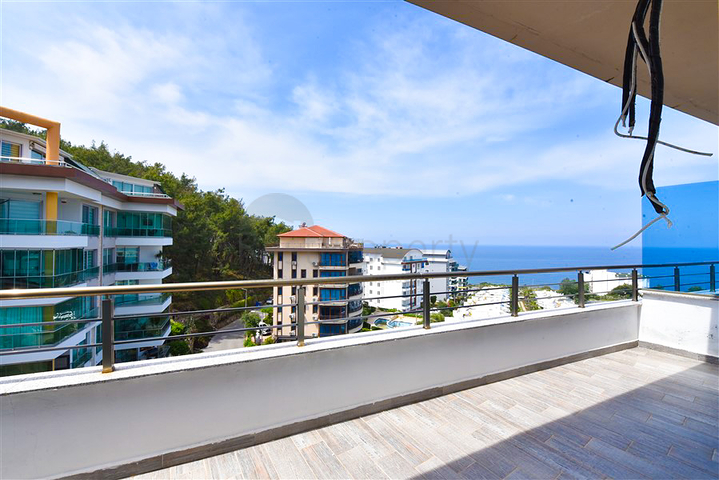 3+1 Penthouse im Stadtteil Kargicak mit der Möglichkeit, die türkische Staatsbürgerschaft zu erhalten