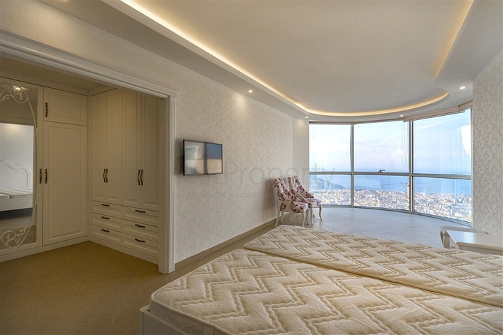 Geräumige zweistöckige Villa mit Panoramablick auf das Mittelmeer