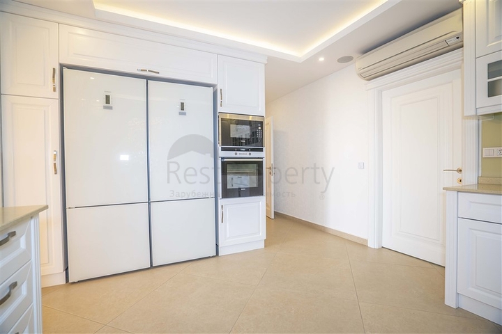 Geräumige zweistöckige Villa mit Panoramablick auf das Mittelmeer