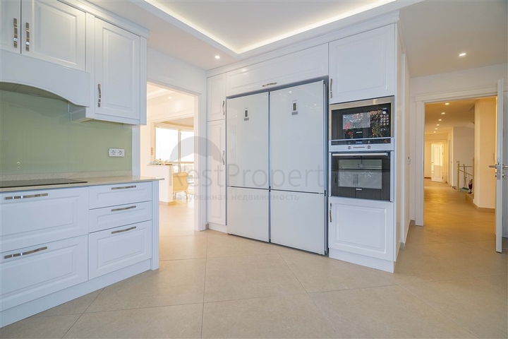 Geräumige zweistöckige Villa mit Panoramablick auf das Mittelmeer