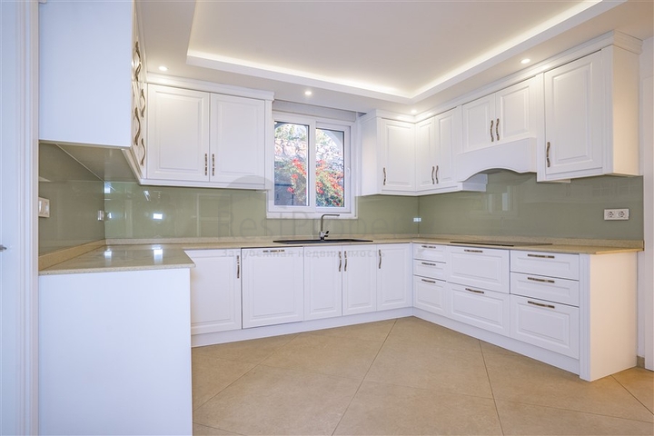 Geräumige zweistöckige Villa mit Panoramablick auf das Mittelmeer