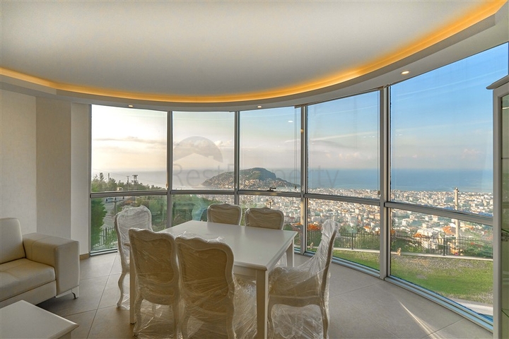 Geräumige zweistöckige Villa mit Panoramablick auf das Mittelmeer