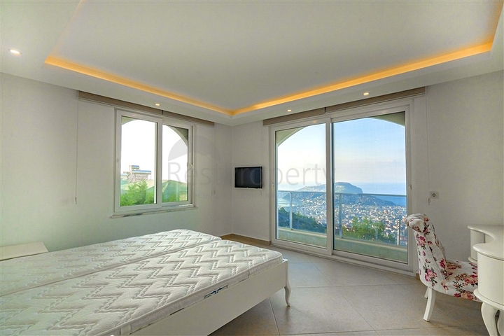 Geräumige zweistöckige Villa mit Panoramablick auf das Mittelmeer