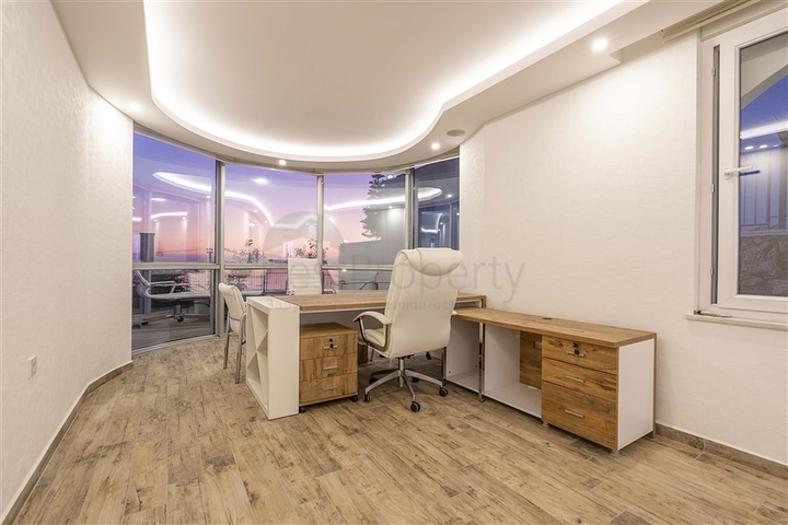 Geräumige zweistöckige Villa mit Panoramablick auf das Mittelmeer