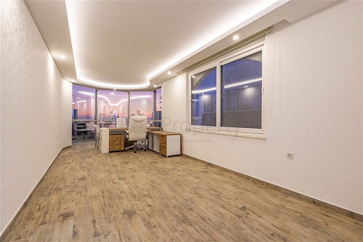 Geräumige zweistöckige Villa mit Panoramablick auf das Mittelmeer