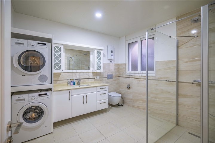 Geräumige zweistöckige Villa mit Panoramablick auf das Mittelmeer