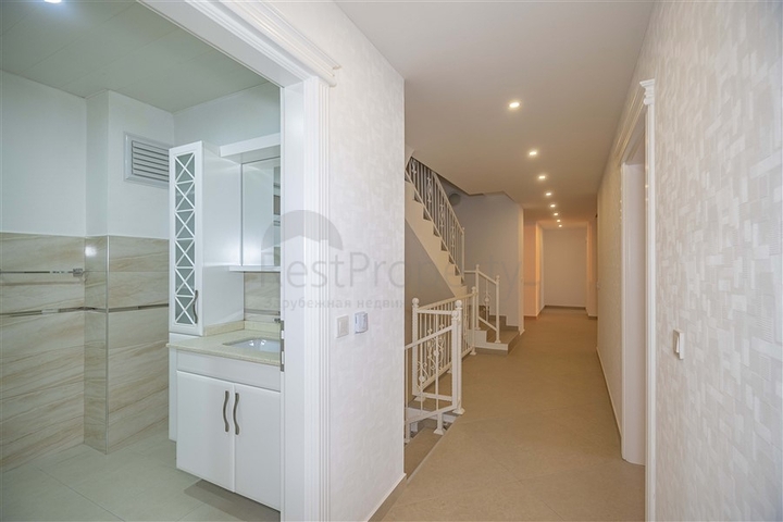 Geräumige zweistöckige Villa mit Panoramablick auf das Mittelmeer