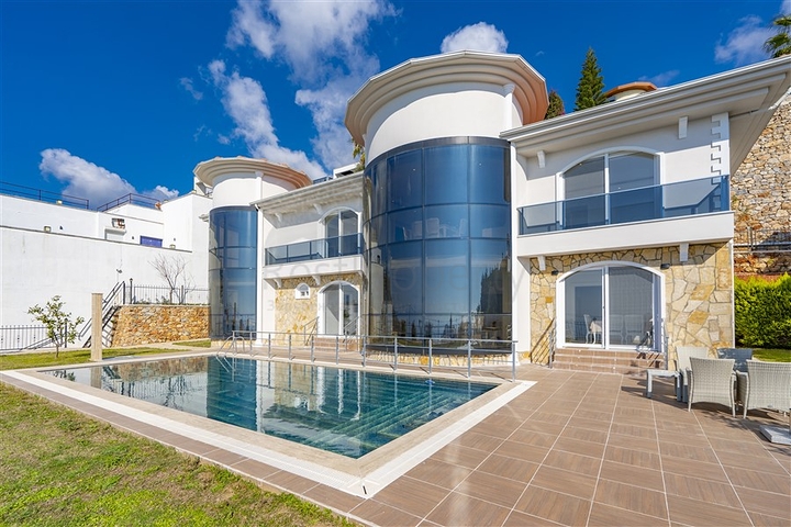 Geräumige zweistöckige Villa mit Panoramablick auf das Mittelmeer