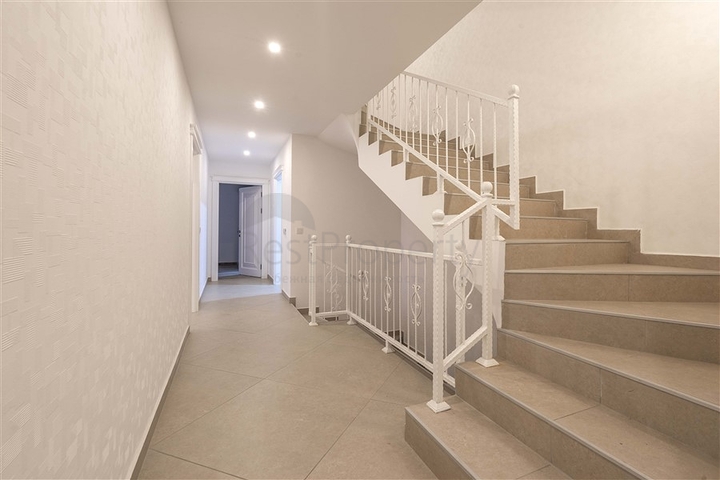 Geräumige zweistöckige Villa mit Panoramablick auf das Mittelmeer