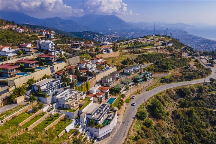Geräumige zweistöckige Villa mit Panoramablick auf das Mittelmeer