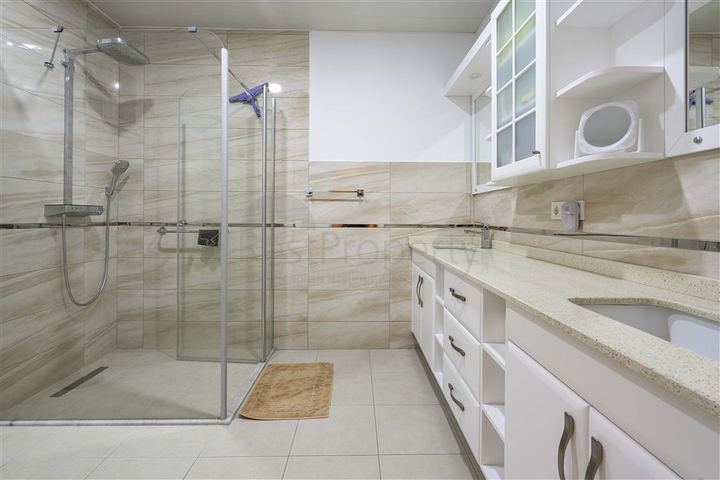 Geräumige zweistöckige Villa mit Panoramablick auf das Mittelmeer