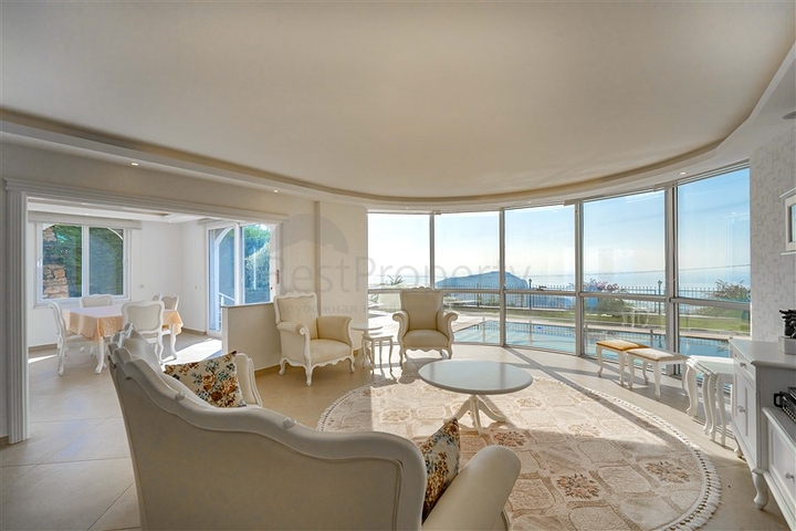 Geräumige zweistöckige Villa mit Panoramablick auf das Mittelmeer