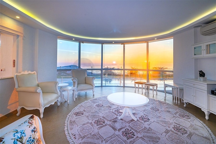 Geräumige zweistöckige Villa mit Panoramablick auf das Mittelmeer