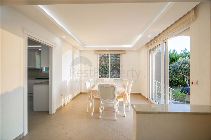 Geräumige zweistöckige Villa mit Panoramablick auf das Mittelmeer