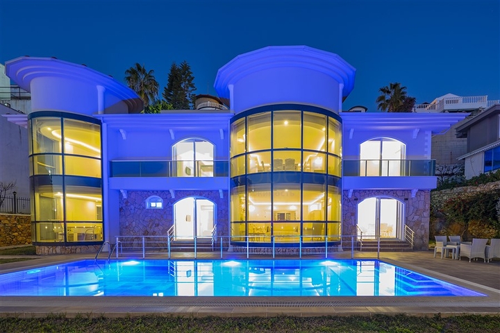 Geräumige zweistöckige Villa mit Panoramablick auf das Mittelmeer