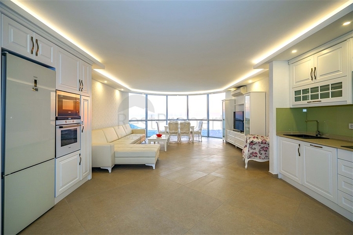 Geräumige zweistöckige Villa mit Panoramablick auf das Mittelmeer