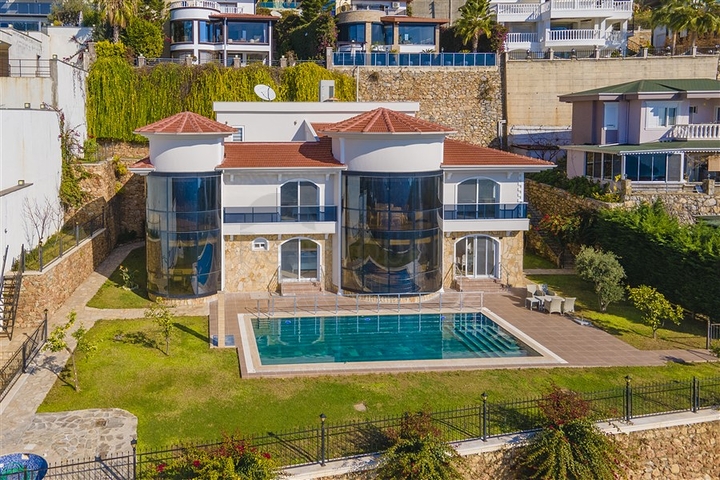 Geräumige zweistöckige Villa mit Panoramablick auf das Mittelmeer