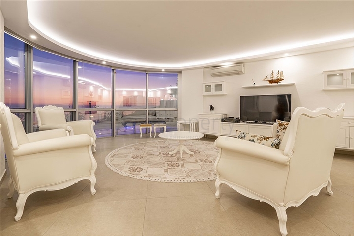 Geräumige zweistöckige Villa mit Panoramablick auf das Mittelmeer