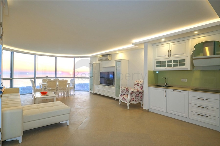 Geräumige zweistöckige Villa mit Panoramablick auf das Mittelmeer