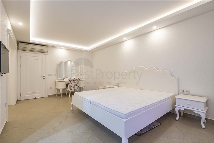 Geräumige zweistöckige Villa mit Panoramablick auf das Mittelmeer