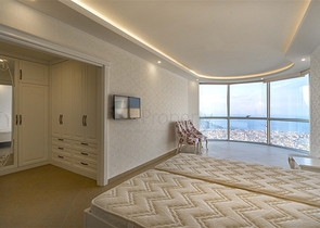 Geräumige zweistöckige Villa mit Panoramablick auf das Mittelmeer