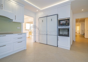 Geräumige zweistöckige Villa mit Panoramablick auf das Mittelmeer