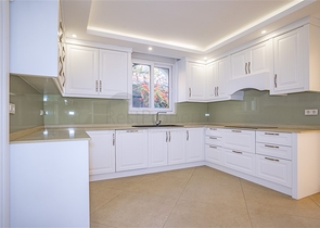 Geräumige zweistöckige Villa mit Panoramablick auf das Mittelmeer