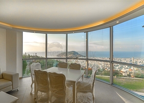 Geräumige zweistöckige Villa mit Panoramablick auf das Mittelmeer