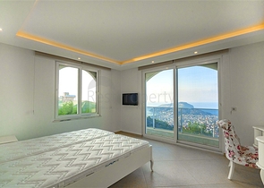 Geräumige zweistöckige Villa mit Panoramablick auf das Mittelmeer