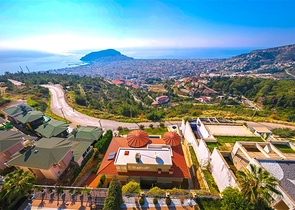Geräumige zweistöckige Villa mit Panoramablick auf das Mittelmeer