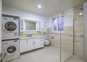 Geräumige zweistöckige Villa mit Panoramablick auf das Mittelmeer