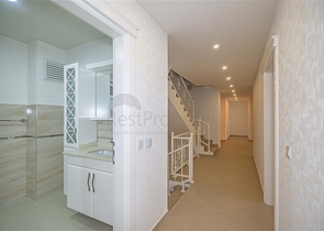 Geräumige zweistöckige Villa mit Panoramablick auf das Mittelmeer