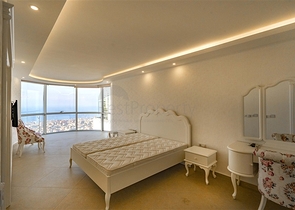 Geräumige zweistöckige Villa mit Panoramablick auf das Mittelmeer