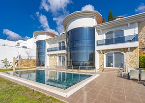 Geräumige zweistöckige Villa mit Panoramablick auf das Mittelmeer