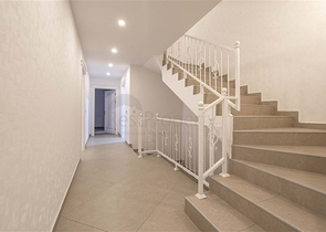 Geräumige zweistöckige Villa mit Panoramablick auf das Mittelmeer