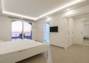 Geräumige zweistöckige Villa mit Panoramablick auf das Mittelmeer