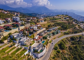 Geräumige zweistöckige Villa mit Panoramablick auf das Mittelmeer