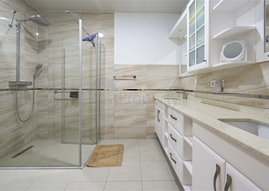 Geräumige zweistöckige Villa mit Panoramablick auf das Mittelmeer