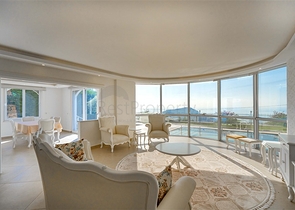 Geräumige zweistöckige Villa mit Panoramablick auf das Mittelmeer